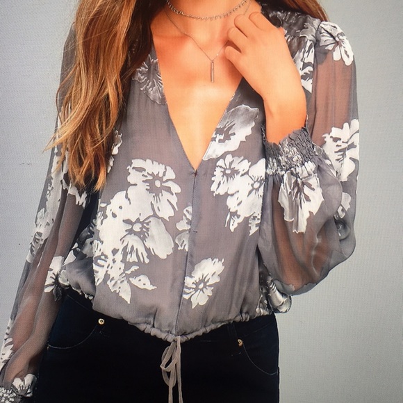 Astr the label, Tiffany taupe floral crop top - Picture 3 of 3